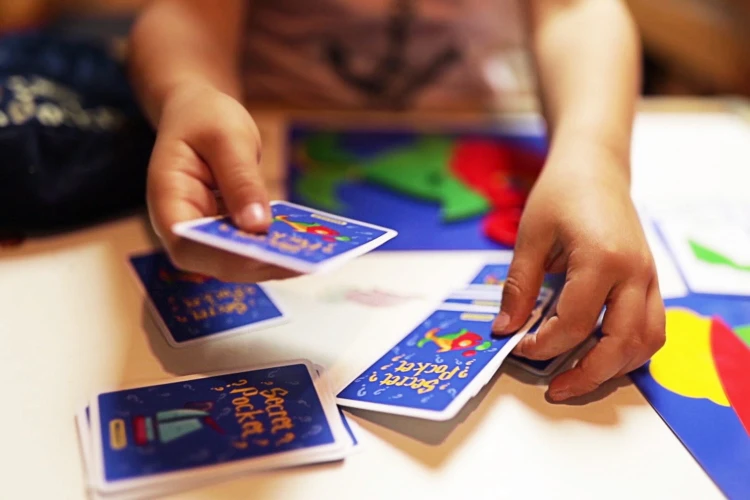 Play&Fun Secret Pocket Poszukiwacz Kształtów gra sensoryczna