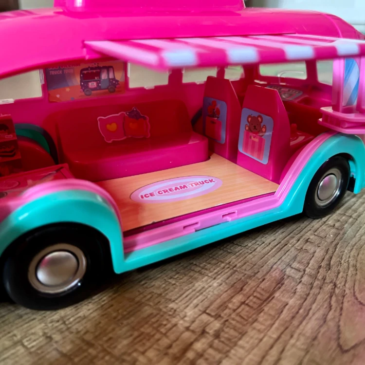 AUTO DLA LALEK, KAMPER LODZIARNIA Z LALKĄ I AKCESORIAMI