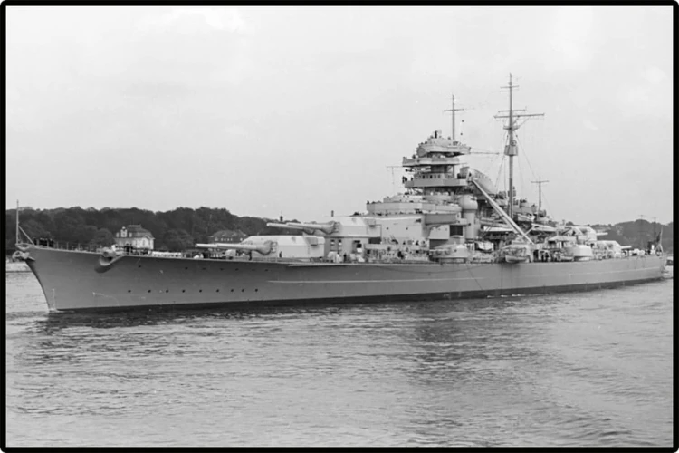 KLOCKI COBI 4854 Łódź pancernik Bismarck HC WW2 590 El.