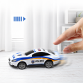Metalowy samochodzik policyjny z napędem pull-back – białe auto policyjne wprawiane w ruch ręką.png