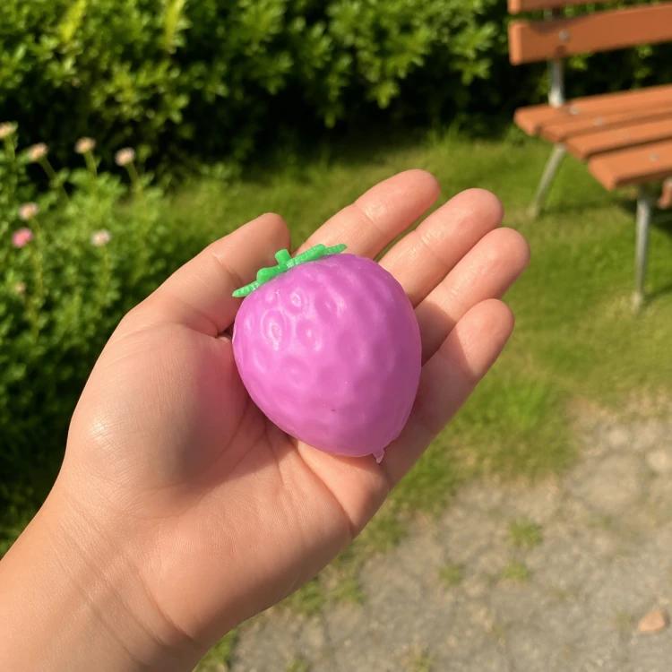 Gniotek TRUSKAWKA ZMIENIAJĄCA KOLOR